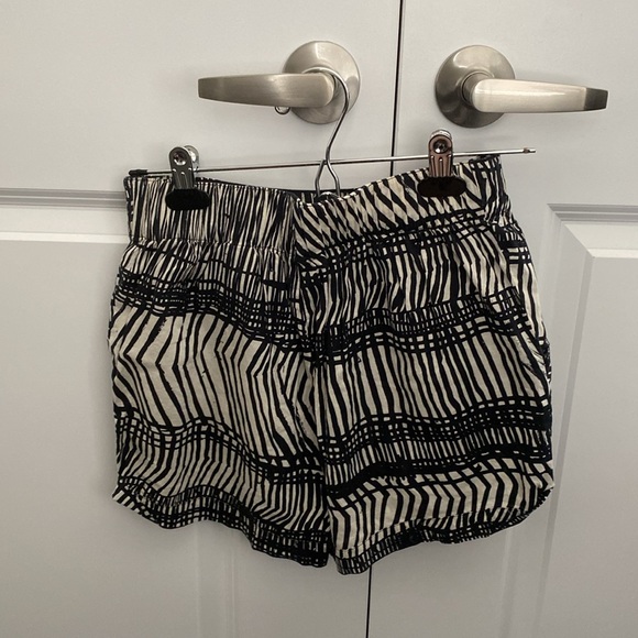 H&M black and white shorts with pockets. Good condition. Worn - Picture 2 of 2